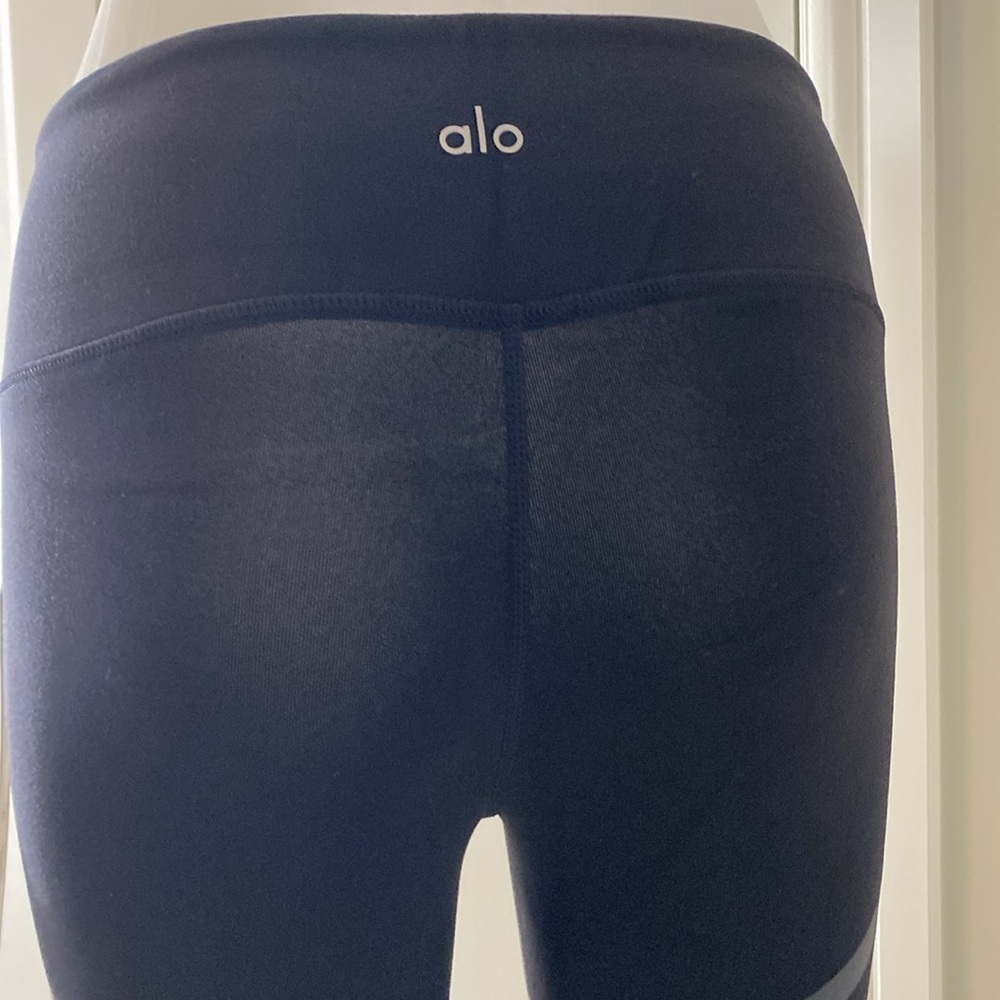 ALO Yoga Goddess Ribbed Leggings. Black with black lines. - Picture 5 of 7